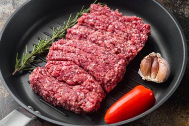 Taze kıyma, kıyma, eski koyu kırsal arka planda.