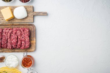 Beyaz arkaplanda Meksika quesadilla ve malzeme, üst görünüm düz metin için kopyalama alanı ile yatar