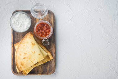 Pişmiş tavuk ve peynirli quesadilla, beyaz zemin üzerinde, üst görünüm düz metin için fotokopi alanı ile yatıyordu