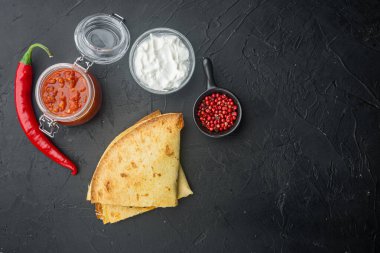 Pişmiş tavuk ve peynirli quesadilla, siyah zemin üzerinde, üst görünüm düz metin alanı için fotokopi alanı ile