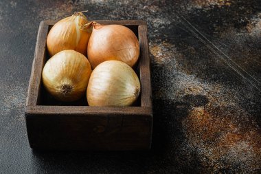 Eski koyu kırsal arkaplanda, metin için kopyalama alanı olan organik soğanlar