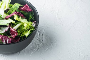 Beyaz zemin üzerinde farklı marul salatalarının taze yaprakları metin için kopyalama alanı ile