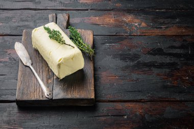 Beyaz tereyağı taze tuğla, eski siyah ahşap masa zemininde metin için kopyalama alanı ile