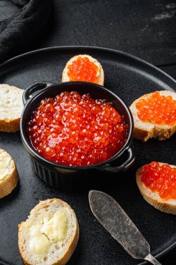 Red Somon havyarlı kanepe, yeni yıl için, siyah ahşap masa zemininde