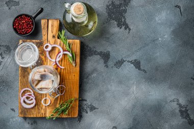 Yağ ile ıslanmış ringa balıkları, gri arkaplan, üst görünüm düz metin için kopyalama alanı ile yatıyordu