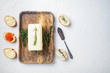 Doğal organik tereyağı, kahvaltı için, beyaz arkaplanda, üst görünüm düz metin için fotokopi alanı ile yatıyordu