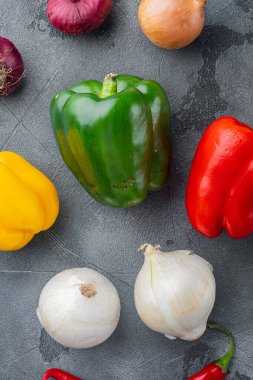 Zil biberi, gri arka plan üst görünümde