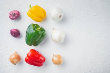 Beyaz zemin üzerinde, tatlı dolmalık biber ve soğanı karıştır, üst görünüm düz metin için metin alanı ile birlikte yatar
