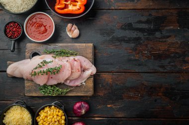 Meksika yemek malzemeleri Tavuk Enchilada, pirinç güveç, eski koyu ahşap masa arkaplanı, üst görünüm düz metin alanı ile yatıyordu