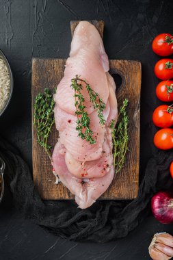 Meksika yemek malzemeleri Tavuk Enchilada, pirinç güveç, siyah arka planda, üst manzara düz yatıyordu