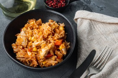 Geleneksel Meksika enchilada 'sı tavuklu pilav ve peynirli Meksika mutfağı.