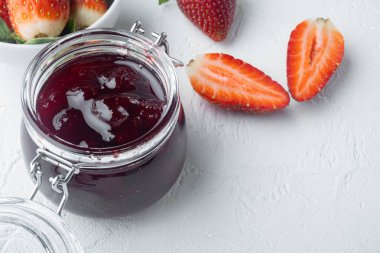 Küçük cam kase, kırmızı böğürtlen reçeli, beyaz zemin üzerinde metin için kopyalama alanı ile