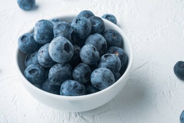 Taze toplanmış yabanmersini, tepside, beyaz arka planda.