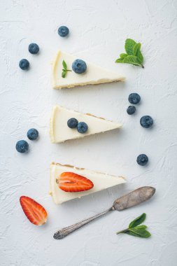 New York peynirli keki ya da taze berrie soslu klasik cheesecake, beyaz arka planda, üst manzara düz.