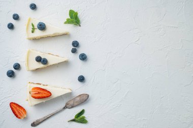 Klasik New York Cheesecake Dilimleri, beyaz arkaplan üzerinde, üst görünüm düz metin için metin alanı ile yatıyordu