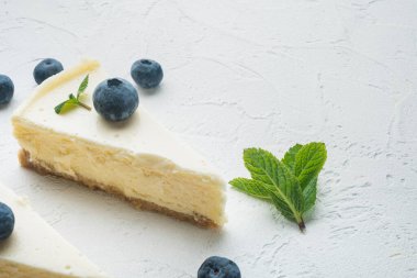 Klasik New York Cheesecake, dilimlenmiş, metin için kopyalama alanı olan beyaz arkaplan