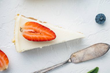 New York peynirli keki ya da taze berrie soslu klasik cheesecake, beyaz arka planda, üst manzara düz.