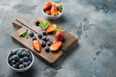 Olgun Çilekler ve Blueberrie, metin için kopyalama alanı ile gri arkaplan