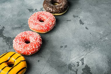 Gri arkaplanda metin için kopyalama alanı olan lezzetli jöleli çörekler.