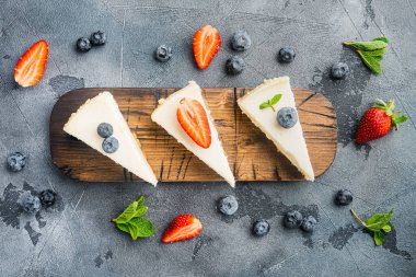 Berrie ile cheesecake 'in bir bölümü, gri arka planda, en üstteki düz yerde.