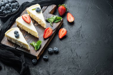 Berrie ile peynirli kek bölümü, metin için kopyalama alanı olan siyah arkaplan