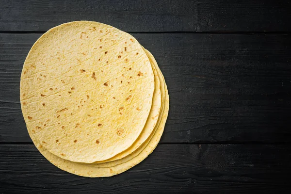 Tortilla Maíz Casera Sobre Fondo Mesa Madera Negra Vista Superior — Foto de Stock