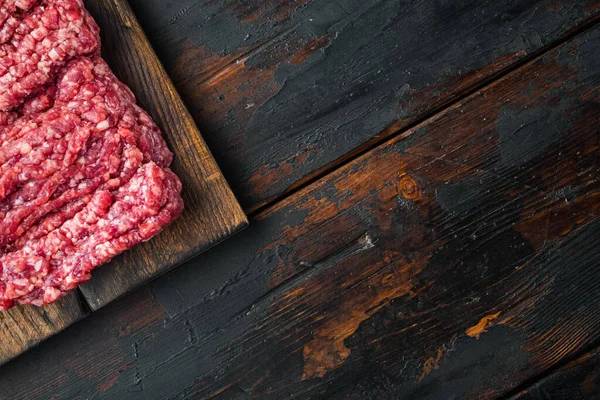 Tritare Carne Macinata Con Ingredienti Cottura Sfondo Vecchio Tavolo Legno — Foto Stock