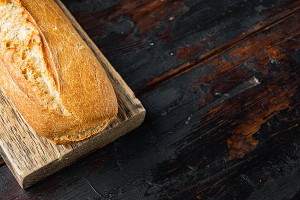 Pão Baguete Recém Assado Velho Fundo Mesa Madeira Escura Com — Fotografia de Stock