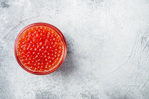 Glas Med Läcker Röd Kaviar Grå Bakgrund Ovanifrån Platt Låg — Stockfoto