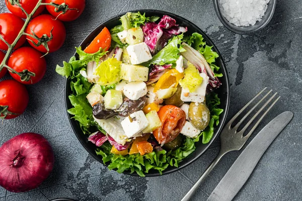 新鮮な野菜とギリシャのサラダ フェタチーズとオリーブカラマティ 灰色の背景に トップビューのフラットレイアウト — ストック写真