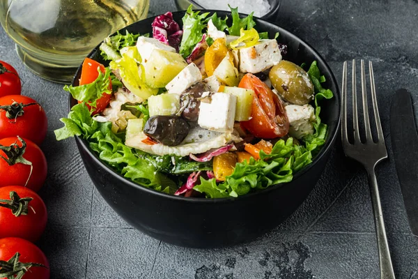 Ensalada Griega Con Pimiento Tomate Aceitunas Queso Feta Sobre Fondo —  Fotos de Stock