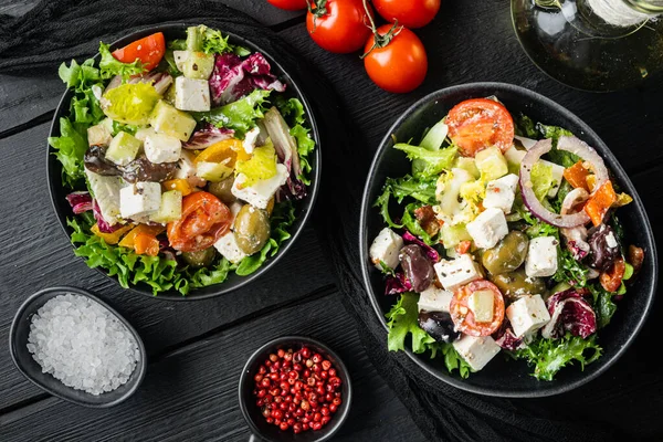 新鮮な野菜とギリシャのサラダ フェタチーズとオリーブカラマティ 黒い木製のテーブルの背景に トップビューのフラットレイアウト — ストック写真