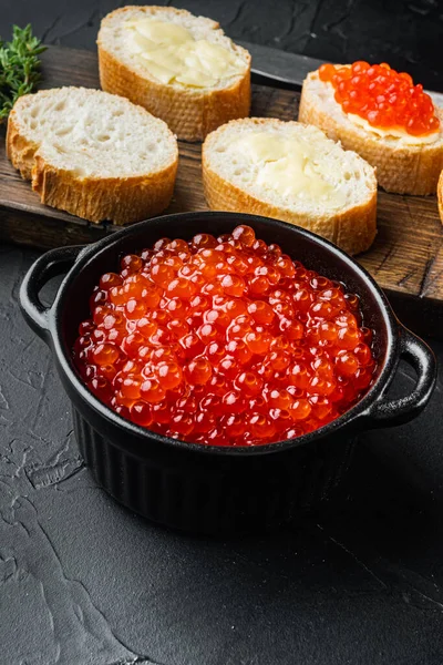 Canapé Com Caviar Salmão Vermelho Para Ano Novo Fundo Preto — Fotografia de Stock