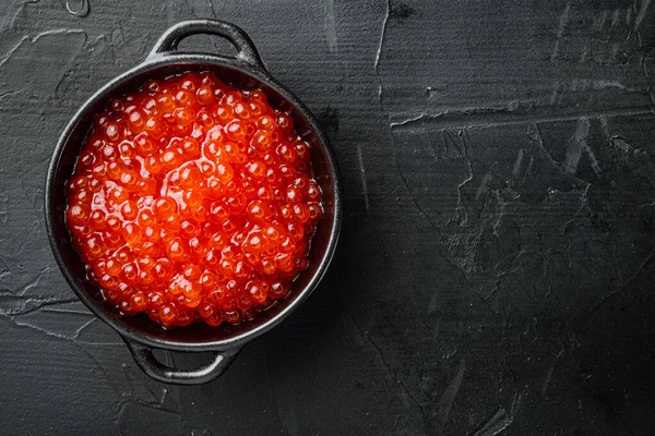 Tigela Com Delicioso Caviar Vermelho Fundo Preto Vista Superior Flat — Fotografia de Stock
