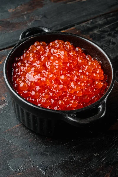 Caviar Vermelho Tigela Preta Fundo Velho Mesa Madeira Escura — Fotografia de Stock