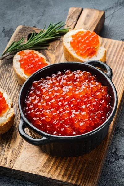 Torradas Canapé Com Caviar Vermelho Fundo Cinza — Fotografia de Stock
