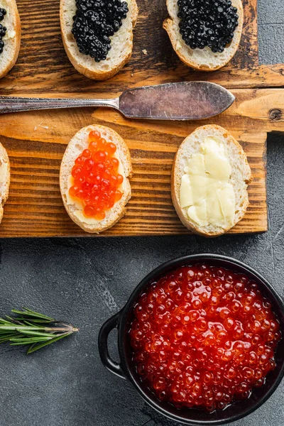 Bruschette Con Burro Rosso Caviale Nero Sfondo Grigio Vista Dall — Foto Stock