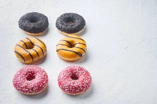 Varios Donuts Decorados Sobre Fondo Blanco Con Espacio Copia Para — Foto de Stock