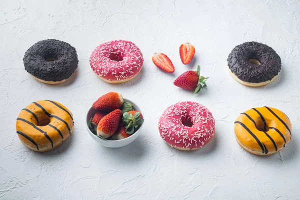 Delicioso Set Rosquillas Acristaladas Sobre Fondo Blanco — Foto de Stock