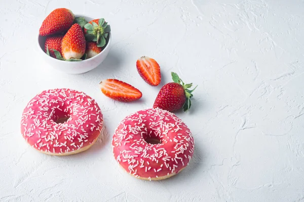 Ciambelle Alla Fragola Con Berrie Sfondo Bianco Con Spazio Copia — Foto Stock