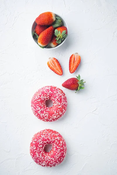 Donuts Fresa Con Berrie Sobre Fondo Blanco Vista Superior Plana — Foto de Stock