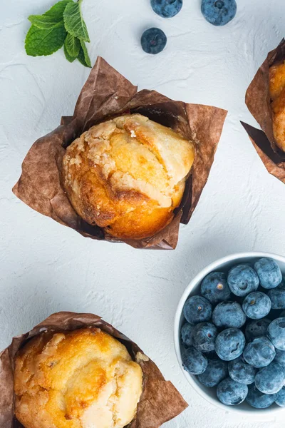 Muffins Aux Myrtilles Avec Berrie Fraîche Sur Fond Blanc Vue — Photo