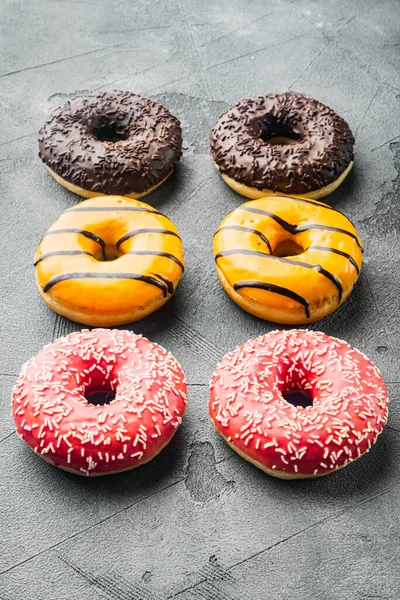 Set Rosquillas Vidriadas Sobre Fondo Gris — Foto de Stock