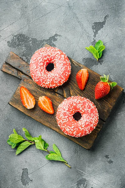 Donuts Fresa Con Berrie Sobre Fondo Gris Vista Superior Plana — Foto de Stock