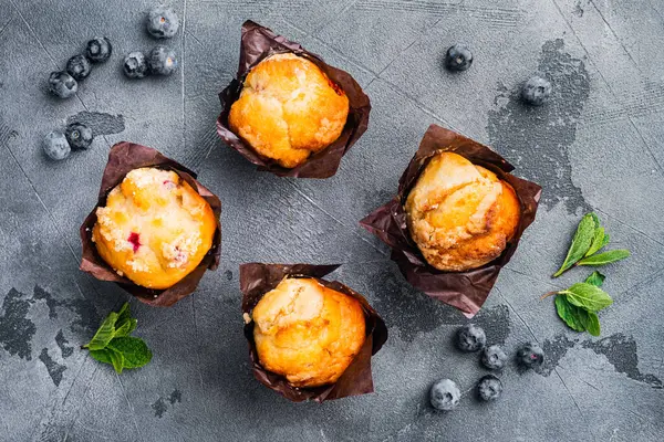 Házi Készítésű Muffin Friss Áfonyával Szürke Háttérrel Felülnézeti Lapos Fektetéssel — Stock Fotó