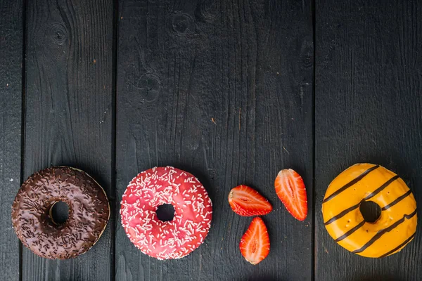 Set Rosquillas Acristaladas Sobre Fondo Mesa Madera Negra Vista Superior — Foto de Stock