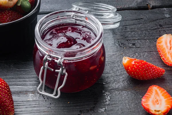 Potten Aardbeienjam Met Bessen Zwarte Houten Tafelondergrond — Stockfoto