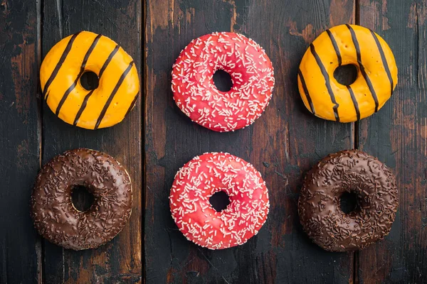 Varios Donuts Decorados Sobre Fondo Mesa Madera Oscura Vieja Vista — Foto de Stock