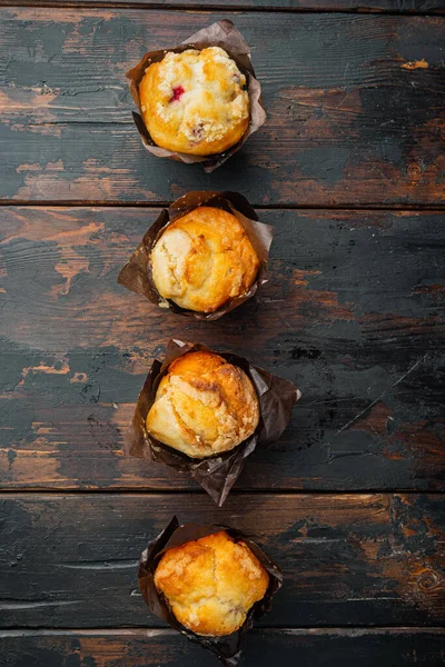 Muffins Arándanos Con Berrie Fresca Sobre Fondo Mesa Madera Oscura — Foto de Stock