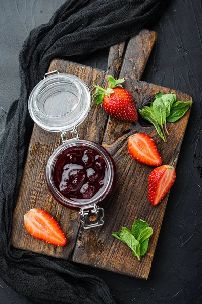 Zelfgemaakte Heerlijke Aardbeienjam Met Verse Berrie Zwarte Achtergrond Bovenaanzicht Plat — Stockfoto